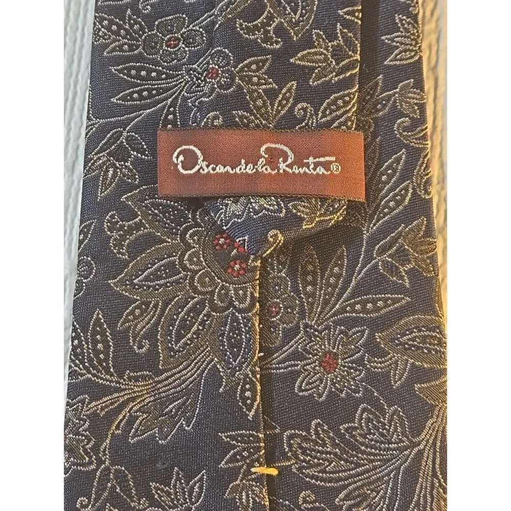Vtg Oscar de la Renta Silk Tie Blue Gold Paisley 57